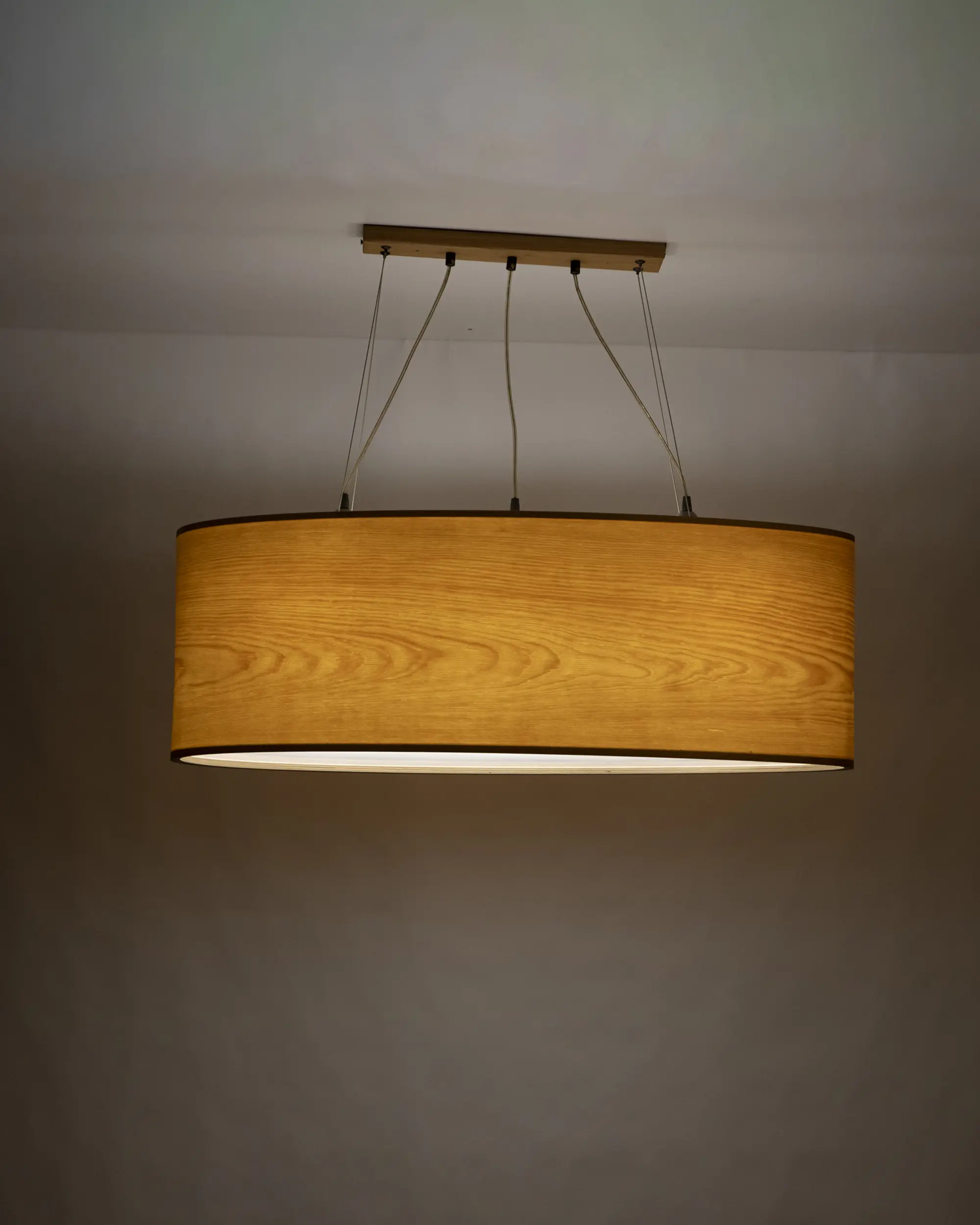 AURINKO Cam 70 cm ahşap tavan sarkıtı yanık ve aydınlatılmış görünümü